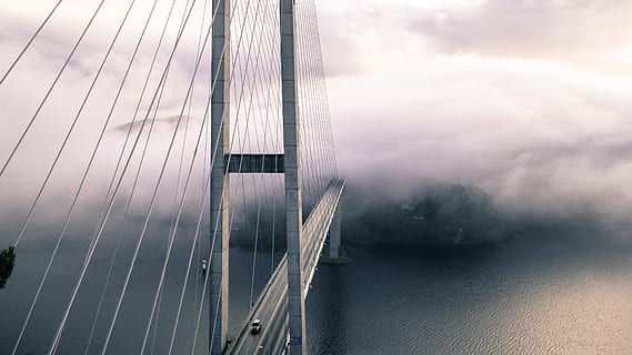 puente coches niebla, puente, coches, niebla, viaje, puente colgante, puente - estructura hecha por el hombre, lugar famoso, cable de acero, cielo, arquitectura, nube - cielo, azul, nadie, al aire libre, día, agua, naturaleza, conexión, Ingenieria, transporte, estructura construida, ambiente, movimiento, 4K, CC0, dominio público, libre de derechos