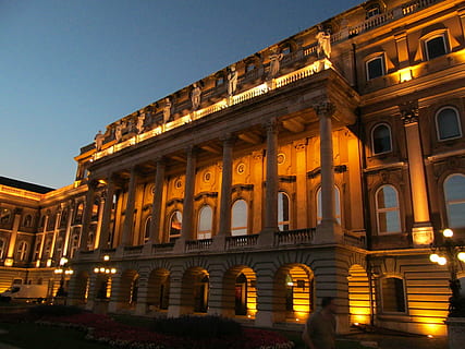 Gebäude, Budapest, Sonnenuntergang, die Architektur, Gebäudehülle, gebaute Struktur, beleuchtet, architektonische Säule, Himmel, Flachwinkelansicht, Nacht-, klarer Himmel, Reiseziele, Geschichte, Stadt, keine Leute, die Vergangenheit, Kunst, Kultur und Unterhaltung, Natur, Dämmerung, Reise, Fenster, Nachtleben, 4K, CC0, gemeinfrei, lizenzfrei