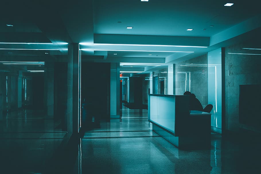 bianca, di legno, scrivania, corridoio, dentro, costruzione, trasformato, luci, edificio, ricezione, blu, interno, segnale d'uscita, Uscita, vuoto, luce, neon, buio, ufficio, architettura, illuminato, struttura costruita, in casa, pavimentazione, moderno, soffitto, portico, attrezzatura per l'illuminazione, riflessione, nessuno, colonna architettonica, vetro - materiale, assenza, piastrella, direzione, pavimento piastrellato, lusso, 4K