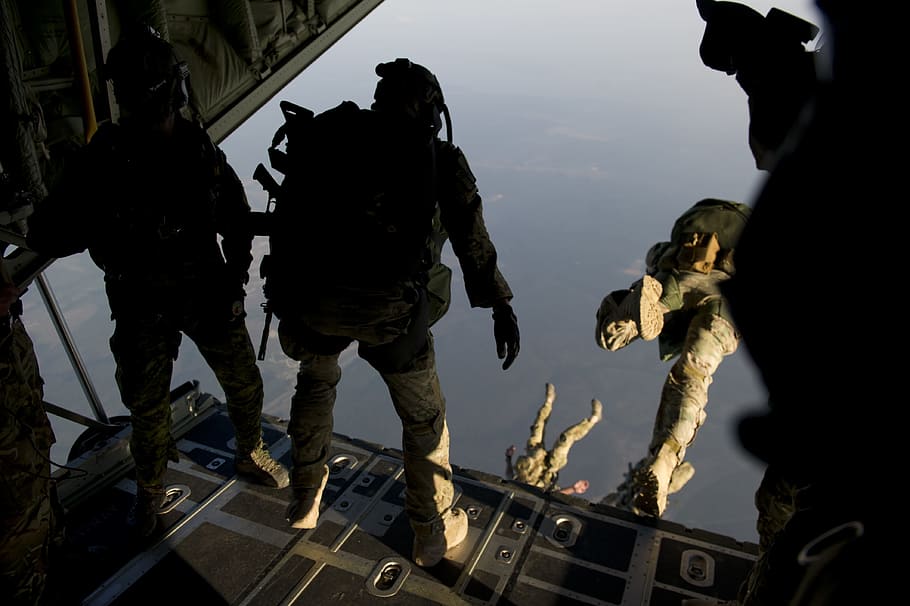 paracaigudes, paracaigudisme, saltar, formació, militar, para-rescatadors, paracaigudistes, avió, perill, halo, gran altitud, operacions especials, aigua, oceà, govern, forces Armades, soldat de l'exèrcit, marina, gent, exèrcit, grup de persones, vehicle aeri, entrenament militar, transport, naturalesa, forces especials, arquitectura, a l'aire lliure, dia, cel, uniforme, 4K