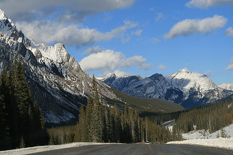 alpin, nuageux, du froid, chaîne de montagnes, de pointe, pin, route, montagnes Rocheuses, neige, des arbres, hiver, Montagne, beauté dans la nature, paysages - nature, température froide, ciel, nuage - ciel, arbre, scène tranquille, montagne au sommet enneigé, plante, tranquillité, scène non urbaine, la nature, environnement, personne, formation, conifère, 4K, CC0, domaine public, libre de droits