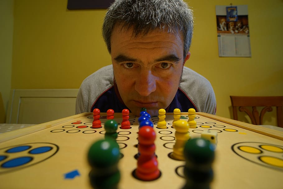 micro, retrato, gran angular, juegos de ocio, jugando, ajedrez, adentro, gente, una persona, vista frontal, disparo a la cabeza, mesa, gente real, actividad de ocio, hombres, adulto, adulto maduro, concentración, mirando a la cámara, centrarse en el fondo, ropa casual, relajación, machos, hombres maduros, 4K