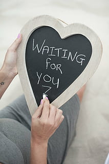 persona, escriure, esperant, tauler en forma de cor, embaràs, nota de pissarra, missatge, esperant-te, maternitat, nous pares, gris, blanc, mà, mà humana, part del cos humà, pissarra, amor, text, escriptura a mà, una persona, primer pla, comunicació, celebració, persones reals, emoció positiva, guió occidental, forma del cor, estils de vida, emoció, dit, dit humà, a l'interior, persona irreconeixible, part del cos, 4K, CC0, domini públic, lliure de regalies