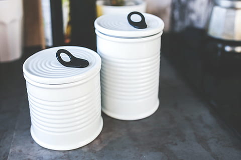 Due, bianca, ceramica, taniche, macrofotografia, cucina, utensili da cucina, Accessori, accessorio, vaso, vasetti, può, design, interno, arredamento, casa, decorazione, concentrarsi sulle conoscenze acquisite, contenitore, nessuno, Colore bianco, in casa, cibo e bevande, gruppo di oggetti, pila, bere lattina, coperchio, avvicinamento, raccolta differenziata, metallo, stanza domestica, gruppo, bottiglia, attività commerciale, bere, monouso, vuoto, 4K, CC0, dominio pubblico, privo di copyright