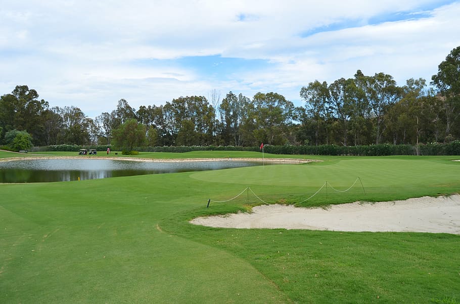 golf, marbella, espanya, planta, arbre, esport, color verd, herba, curs de golf, activitat, naturalesa, cel, activitat d'oci, verd - camp de golf, aigua, tranquil·litat, dia, escena tranquil·la, núvol - cel, bellesa a la natura, cap gent, a l'aire lliure, estany, 4K