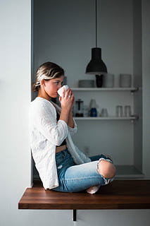 kvinne, nipper, kopp, hvit, sitter, vindu, brun, tre, plattform, keramisk, én person, innendørs, uformelt antrekk, holding, full lengde, sidevisning, voksen, ung voksen, jeans, sete, hjem interiør, kvinner, dag, avslapning, fritidsaktivitet, hjemlige rom, tre kvart lengde, drikkevann, frisyre, uskyld, tanke, 5K, CC0, offentlig domene, opphavsrett gratis