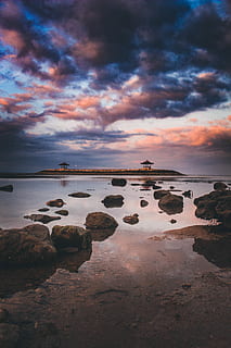 Küsten, Felsen, Entfernung, Nipahütte, Insel, Kumuluswolken, Stein, Wolke, Strand, Ozean, Meer, Gebäude, Hütte, Horizont, reflektieren, Ufer, Wasser, Küste, Felsblock, Landschaft, Volk, Indonesien, Bali, Himmel, Rock, Ruhe, wolke - himmel, Szenen - Natur, ruhige Szene, solide, Sonnenuntergang, Rock - Objekt, Schönheit in der Natur, Natur, keine Leute, Reflexion, idyllisch, Horizont über Wasser, Nicht-städtische Szene, draußen, felsige Küste, 5K, CC0, gemeinfrei, lizenzfrei