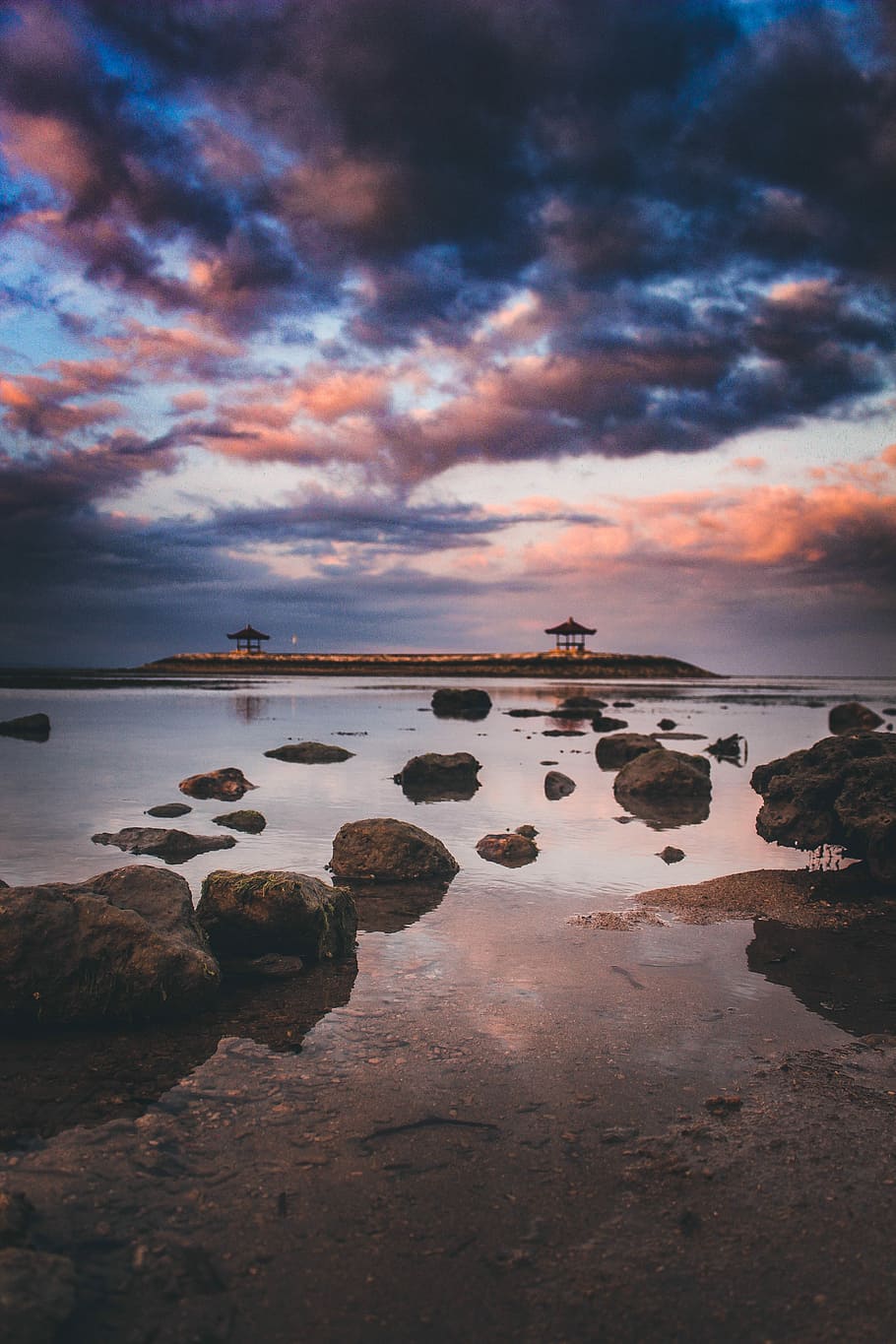 costaner, roques, distància, cabana nipa, illa, núvols de cúmuls, pedra, núvol, platja, oceà, mar, edifici, refugi, horitzó, reflexionar, Riba, aigua, Costa, boulder, paisatge, folk, indonèsia, bali, cel, rock, tranquil·litat, núvol - cel, escenics - natura, escena tranquil·la, sòlid, posta de sol, rock - object, bellesa a la natura, naturalesa, cap gent, reflexió, idíl·lic, horitzó sobre l’aigua, escena no urbana, a l'aire lliure, litoral rocós, 5K