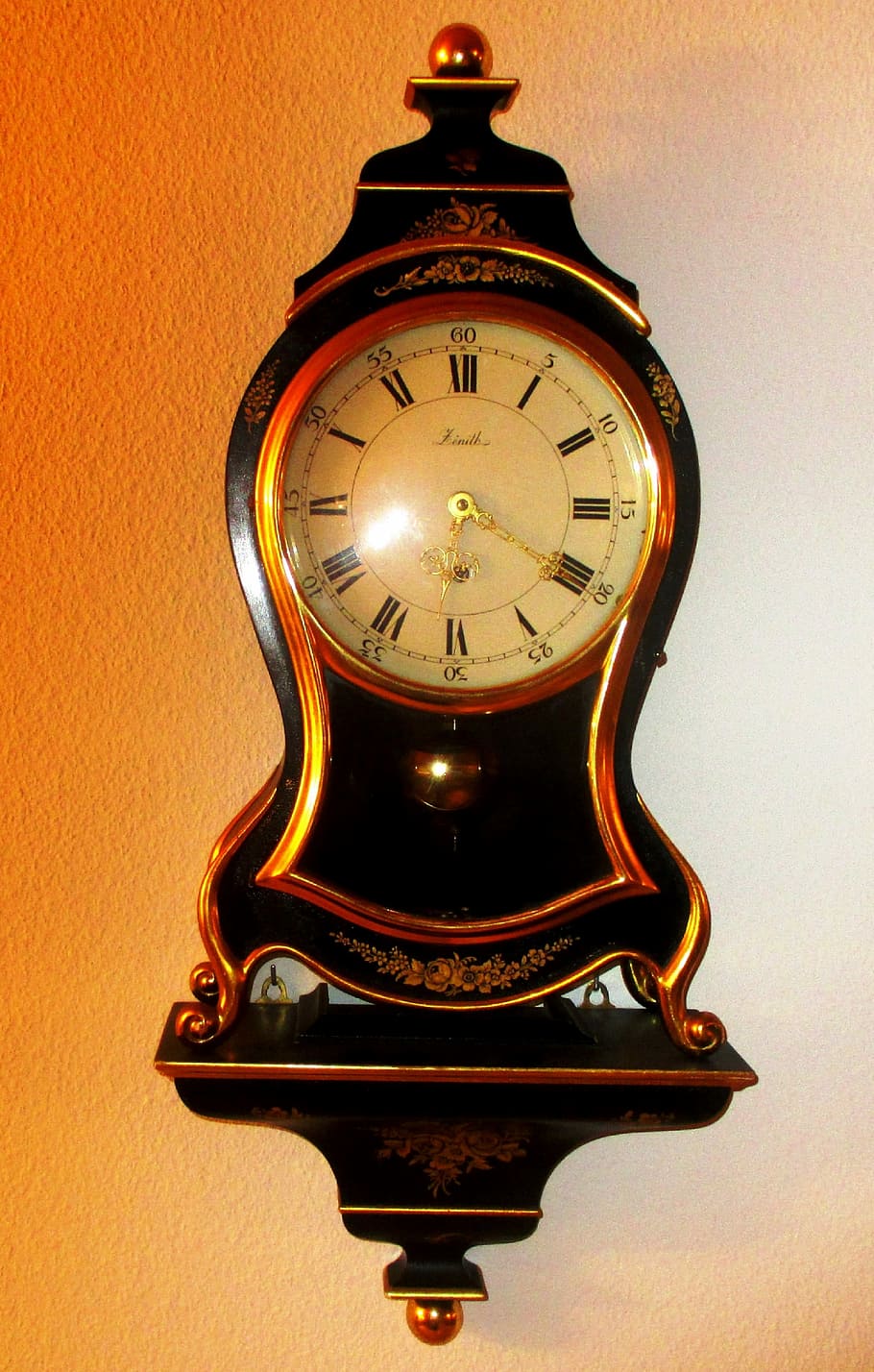 tid, ur, vægur, tid, ur, Pendule, horloge de neuchâtel, neuchâtel ur, antikke swizerland, Schweiz, værdifuld, belyst, gammeldags, retro stylet, ingen mennesker, studio skud, indendørs, lav vinkel visning, belysningsudstyr, tæt på, murbygningsfunktion, metal, gammel, enkelt objekt, nummer, tidsinstrument, antik, stilleben, design, minut hånd, uret ansigt, udsmykkede, personlige tilbehør, 4K