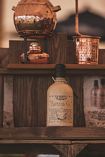 Badewanne Gin, Flasche, hölzern, Gestell, Kupfer, Topf, Becher, Gin, Container, drinnen, Essen und Trinken, Stillleben, Text, Holz - Material, keine Leute, Etikette, westliche Schrift, Alkohol, Getränk, Glas - Material, Erfrischung, Nahansicht, Fokus auf den Vordergrund, transparent, Kommunikation, Wein, Antiquität, Glas, 4K, CC0, gemeinfrei, lizenzfrei