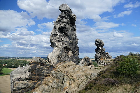 roques de gres, punt de vista, vista, paret del diable, rock, penya-segat, paisatge, idíl·lic, romàntic, bonic, núvols, ennuvolat, cel, blau, fenomen natural, pedra de sorra, resina, naturalesa, muntanya, formació de pedres, mirant, núvol - cel, sòlid, rock - object, dia, formació de roca, escena tranquil·la, cap gent, bellesa a la natura, escenics - natura, tranquil·litat, terra, escena no urbana, medi ambient, a l'aire lliure, planta, geologia, erosionat, 5K, CC0, domini públic, lliure de regalies