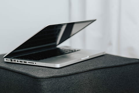 macbook argent pomme, argent, Apple MacBook, Pomme, ordinateur, macbook, carnet, portable, La technologie, affaires, Technologie sans fil, personne, prise de vue en studio, lien, la communication, portabilité, à l'intérieur, fermer, l'Internet, dispositif d'information portable, mise au point sélective, objet unique, espace de copie, téléphone intelligent, réseau informatique, table, commodité, 4K, CC0, domaine public, libre de droits