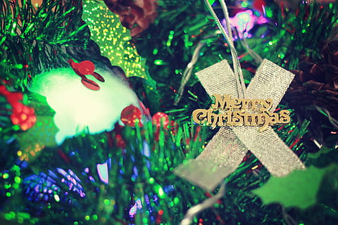 glitrende, krans, god, jul, henger, dekor, god jul, feiring, dekorasjon, gave, ferie, tre, vinter, julepynt, bakgrunn, årstid, belyst, skinnende, år, utsmykkede, juletre, ingen folk, snøfnugg, tekst, feiring arrangement, ferie - arrangement, begivenhet, nærbilde, vestlig skript, kommunikasjon, kunst og Håndverk, ornament, innendørs, 1080P, CC0, offentlig domene, opphavsrett gratis