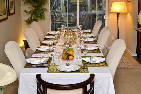 bord, spise~~POS=TRUNC, ferie, servering, legging, sete, innstilling, møbler, sted innstilling, stol, mat og Drikke, spisebord, restaurant, mat, virksomhet, husholdningsutstyr, eleganse, luksus, rikdom, bordduk, serviett, ordning, kjøkkenredskap, friskhet, glass, måltid, bordkniv, ingen folk, servise, middag, forberedelse, utendørs, 4K, CC0, offentlig domene, opphavsrett gratis
