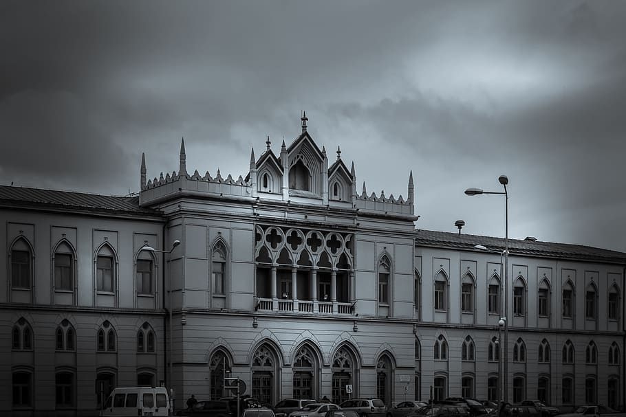 bianco e nero, città, macchine, veicoli, amministrazione, antico, architettura, arte, costruzione, castello, nuvole, nuvoloso, cultura, facciata, grigio, storico, casa, punto di riferimento, monumento, Museo, notte, all'aperto, lampione, turismo, viaggio, esterno dell'edificio, struttura costruita, cielo, nuvola - cielo, governo, natura, nessuno, tempesta, arco, destinazioni di viaggio, storia, Inquadratura dal basso, bandiera, colonna architettonica, infausto, 5K