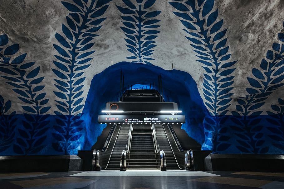 blå, hvid, løvbygning, indre, rulletrappe, vendt, stige lys, underjordisk, trin, metro, undergrundsbane, indendørs, arkitektur, ingen mennesker, belyst, bygget struktur, trappe, teknologi, belysningsudstyr, metal, kunstkultur og underholdning, musik, sted for tilbedelse, hule, sæde, bord, gardin, fravær, tunnel, 4K