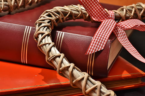 rød, hardbound, Bestil, bord, gave, Læs, emballage, hjerte, kærlighed, romantik, romantisk, dekoration, tinker, løkke, vævet, træ, tæt, fletning, dekorative, ry, reb, ingen mennesker, bundet op, tæt på, bånd, sløjfe, bånd - sy genstand, træ - materiale, bundet bue, studio skud, indendørs, bundet knude, fokus på forgrunden, Brun, stribet, styrke, begivenhed, rejse, 4K, CC0, offentligt domæne, royaltyfrie