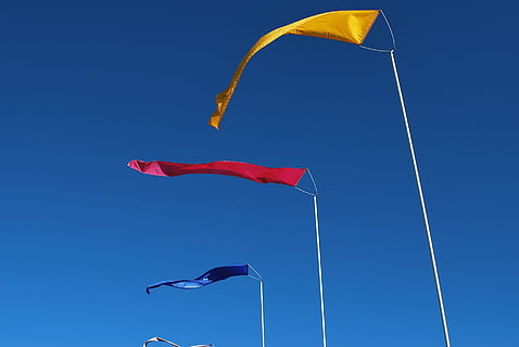 bandiere, vento, colori primari, cielo, agitando, volante, blu, aquilone - giocattolo, Inquadratura dal basso, natura, ambiente, mezz'aria, rosso, bandiera, movimento, cielo sereno, giorno, nessuno, soleggiato, la libertà, multicolore, all'aperto, 1080P, CC0, dominio pubblico, privo di copyright