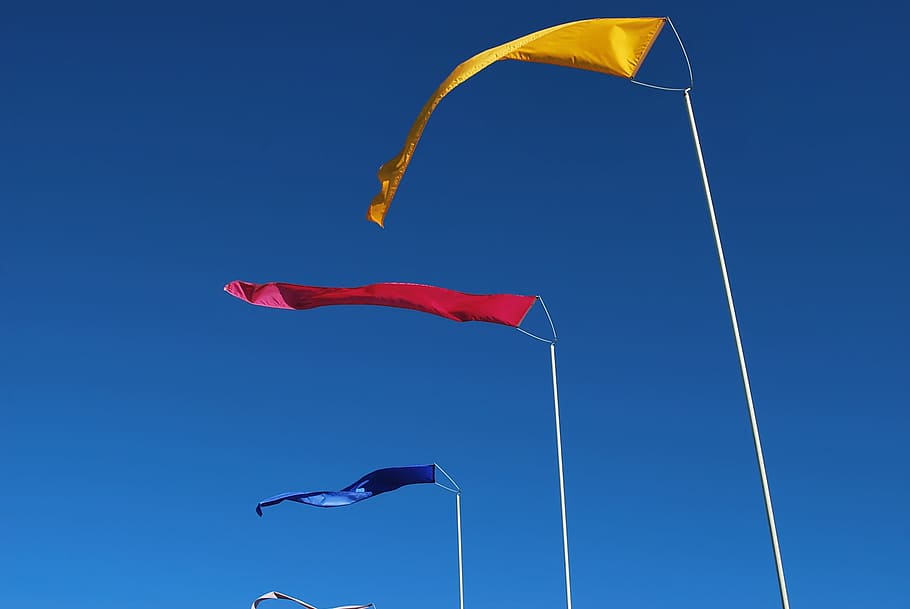bandiere, vento, colori primari, cielo, agitando, volante, blu, aquilone - giocattolo, Inquadratura dal basso, natura, ambiente, mezz'aria, rosso, bandiera, movimento, cielo sereno, giorno, nessuno, soleggiato, la libertà, multicolore, all'aperto, 1080P
