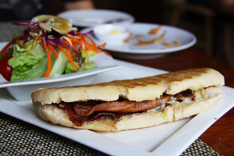hamburguesa, panini, cafè, te, pans, esmorzar, cafeteria, saborós, pastisseria, pastís, croissant, fleca, fresc, local, cultura, viatjar, asia, menjar, placa, gourmet, berenar, frescor, menjar i beguda, dinar, sopar, postres, primer pla, llest per menjar, a l'interior, centrar-se en primer pla, entrepà, vegetals, cap gent, taula, natura morta, pa, menjar ràpid, indulgència, alimentació saludable, mida de la porció, temptació, 2K