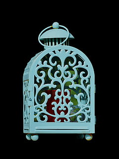 lanterne, gravt lys, lysestage, lampe, belysning, blacksmithing, smedejern, udendørs, grav lanterne, gravlampe, schmiedeeiserne, metal, verschnörkelt, ornament, curlicue, dekorative, deco, dekoration, sort baggrund, studio skud, ingen mennesker, stilleben, indendørs, tæt på, mønster, design, meddelelse, Kunst og håndværk, enkelt objekt, skåret ud, form, rød, kreativitet, keramik, nummer, høj vinkel visning, blomstermønster, elektrisk lampe, udsmykkede, 1080P, CC0, offentligt domæne, royaltyfrie