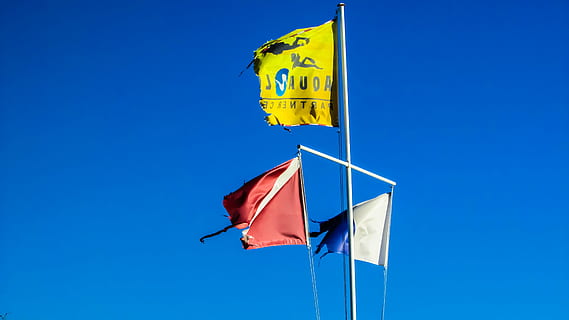 karogi, navigācijas karogi, izdilis, viļņošanās, karogs, zils, debesis, skaidras debesis, vidi, patriotisms, raksturs, dzeltens, nav cilvēku, zems leņķa skats, vējš, dienā, sarkans, kopēt vietu, ārā, simbols, pole, saulains, valsts ikona, 4K, CC0, publiskais domēns, bez atlīdzības