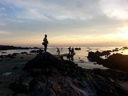 mare, alba, paesaggio, tramonto, spiaggia, telecamera, nuvole, oceano, all'aperto, persone, rocce, paesaggio marino, riva del mare, sole, viaggio, tripode, acqua, cielo, roccia, persone reali, roccia - oggetto, bellezza nella natura, terra, scenics - natura, solido, nuvola - cielo, attività di svago, stili di vita, silhouette, gruppo di persone, natura, uomini, orizzonte sull'acqua, 2K, CC0, dominio pubblico, privo di copyright