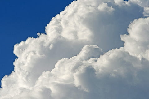 núvols de cúmuls, núvols, gran, blanc, densa, Cúmulus, cel, blau, cloudscape, escènic, núvol - cel, temps, fons, naturalesa, suavitat, llum solar, estiu, atmosfera, cap gent, esponjós, idíl·lic, Color blanc, bellesa a la natura, resum, núvol, escenics - natura, medi ambient, vent, a l'aire lliure, llibertat, clima, a dalt, 4K, CC0, domini públic, lliure de regalies