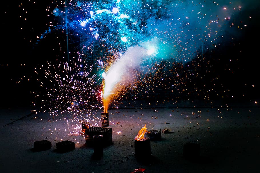 buon anno nuovo!, fuochi d'artificio, terra, dando, Fumo, fuoco d'artificio, razzo, scintille, notte, buio, fiamma, cultura artistica e intrattenimento, fuoco, ardente, movimento, illuminato, calore - temperatura, fuoco - fenomeno naturale, raggiante, evento, lunga esposizione, natura, movimento sfocato, nessuno, fuochi d'artificio - Oggetto creato dall'uomo, fumo - struttura fisica, che esplode, Fuochi artificiali, esplosivo, 5K