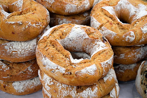 olutleipä, leipomo, leipä, ruoka, paistettu, tuoreus, aamiainen, välipala, gourmet, leivonnainen, lähikuva, ruskea, ruoka ja juoma, paistettu leivonnainen, suuri joukko esineitä, ei ihmisiä, asetelma, makea ruoka, sisällä, leivos, valmis syömään, korkea kulma, myymälä, yltäkylläisyys, koko kehys, pulla, hienosokeri, ranskalainen ruoka, 5K, CC0, public domain, rojaltivapaa