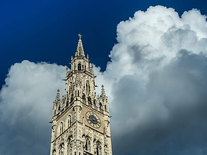 torre, plaça, munich, torre de l’eclipsi, cultura, núvols, cel, núvol - cel, arquitectura, estructura construïda, exterior de l'edifici, edifici, vista d’angle baix, naturalesa, destinacions de viatge, història, Torre del Rellotge, el passat, viatjar, cap gent, dia, turisme, lloc de culte, alta - alta, religió, a l'aire lliure, fletxa, rellotge, estil gòtic, 4K, CC0, domini públic, lliure de regalies