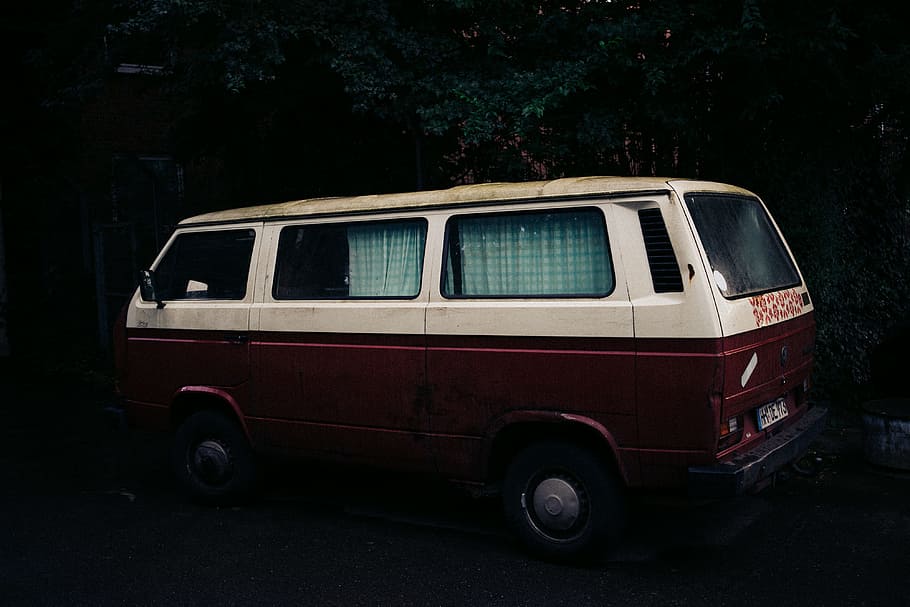 gamle camper van, gammel, campingvogn, Andet, bil, transportmidler, land køretøj, gammeldags, transportform, forældet, ingen mennesker, retro stylet, bus, udendørs, dag, træ, motor køretøj, plante, by, natur, stationær, rød, arkitektur, gade, vej, rejse, forladt, 4K