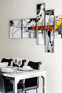 Due, chiaro, bicchieri di vino, bianca, di legno, tavolo da pranzo, astratto, pittura, tavolo, cenare, cena, arte, parete, bicchiere, bicchiere di vino, opera d'arte, ambientazione, sala da pranzo, posto a sedere, sedia, in casa, attività commerciale, nessuno, assenza, mobilia, vuoto, caratteristica della parete, ristorante, attrezzatura per l'illuminazione, interno di casa, cibo e bevande, cornice, architettura, mensola, 4K, CC0, dominio pubblico, privo di copyright