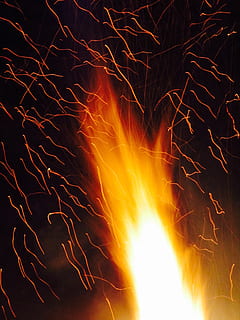 fiamma, fuoco, caldo, scintilla, rosso, notte, bruciare, candela, illuminare, calore - temperatura, ardente, raggiante, fuoco - fenomeno naturale, nessuno, colore arancione, movimento, falò, lunga esposizione, natura, movimento sfocato, illuminato, fuoco di bivacco, comunicazione, avvicinamento, all'aperto, campeggio, scintille, sfondo nero, 2K, CC0, dominio pubblico, privo di copyright