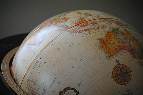 globi di scrivania bianchi, bianca, scrivania, globi, globo, mondo, terra, carta geografica, pianeta, globale, sfera, geografia, blu, America, icona, Africa, attività commerciale, Europa, continente, design, Sud, oceano, nord, web, viaggio, bicchiere, palla, internazionale, est, verde, superficie, ovest, simbolo, paesi, 3d, Asia, In tutto il mondo, mare, pianeta - spazio, pianeta Terra, direzione, nessuno, geografia fisica, globo - Oggetto creato dall'uomo, mappa del mondo, guida, spazio, in casa, avvicinamento, esplorazione, natura morta, formazione scolastica, esplorazione dello spazio, forma, antico, topografia, 4K