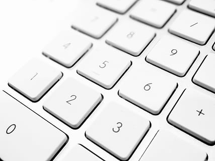 teclat, ordinador, escriure, treballar, tecnologia d’equips, lloc de treball, PC, blanc, tecnologia, comunicació, teclat d’ordinador, equips informàtics, connexió, tecnologia sense fils, clau d’ordinador, part de l’ordinador, text, Internet, xarxa d’ordinadors, primer pla, carta, portàtil, primer pla extrem, cap gent, símbol, macro, color plata, navegar per la xarxa, comunicacions globals, equipament elèctric, icona d’ordinador, 4K, CC0, domini públic, lliure de regalies