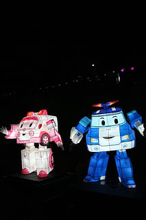 personnages, poly, robocar poli, lumière, mignonne, jouet, éditorial, vaisseau spatial, futuriste, Plastique, George Lucas, véhicule de voyage spatial, guerres des étoiles, fond noir, robot, disney, jeux de loisirs, nuit, personne, représentation, illuminé, représentation humaine, la créativité, ressemblance masculine, fête, art et Artisanat, Noël, foncé, espace de copie, culture artistique et divertissement, nature morte, ciel, à l'intérieur, faible angle de vue, 2K, CC0, domaine public, libre de droits