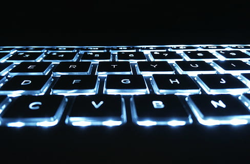 fotografía, teclas del teclado de la computadora, luces, teclado, macro, retroiluminado, tecnología, computadora, llave de computadora, ordenador portátil, comunicación, tecnología inalámbrica, conexión, Internet, alfabeto, equipo de computadora, parte de la computadora, de cerca, texto, carta, nadie, iluminado, azul, número, oscuro, fondo negro, 4K, CC0, dominio público, libre de derechos