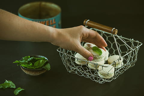 persona, celebració, macarrons, cistella, mà humana, menjar, una persona, part del cos humà, a l'interior, gent, una sola dona, mà, menjar i beguda, vegetals, alimentació saludable, frescor, estils de vida, persones reals, benestar, part del cos, adult, primer pla, taula, dit, extremitat humana, 2K, CC0, domini públic, lliure de regalies