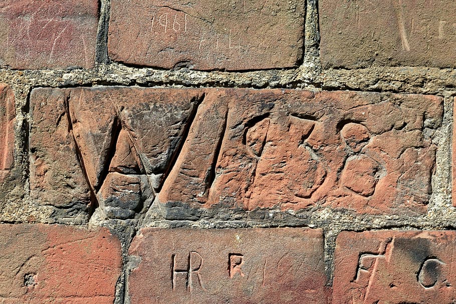 paret, vermell, maó, guix, ciment, escriure, talla, data, vintage, història, històric, inicials, gent, fons de la paret, paret de maó, art mural, textura de maó, aspre, arquitectura, cap gent, funció de construcció de parets, marc complet, estructura construïda, primer pla, fons, dia, marró, textura, sòlid, a l'aire lliure, patró, vell, art i artesania, naturalesa, 5K