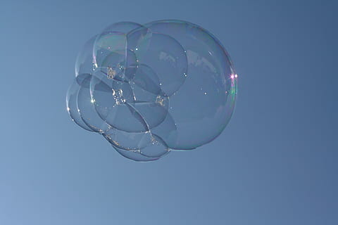 空気中の泡, シャボン玉, 空, 青, 雲, ブロー, 飛ぶ, 無重力, きらめく, 浮く, 風通しの良い, やさしい, フライト, バックグラウンド, フローティング, 中空, バブル, 脆弱性, トランスペアレント, もろい, 晴天, 無人, ローアングルビュー, スタジオ撮影, 単一オブジェクト, 自然, せっけん, 球体, 閉じる, 反射, ガラス - 材料, 色付きの背景, 屋内で, 軽量, 青い背景, 純度, 真下, 2K