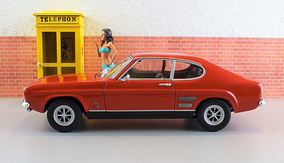 model de cotxe, ford, capri, model, diorama, automàtic, oldtimer, joguines, cotxe esportiu, vell, vermell, esport de motor, vehicle, clàssic, ford capri, motor, campana, automoció, cabina telefònica, transport, cotxe, longitud completa, dia, a l'aire lliure, homes, adult, gent, una persona, automòbil, manera de transport, arquitectura, vista lateral, comunicació, adult jove, vehicle terrestre, ocupació, de peu, roba casual, celebració, paret, maó, 4K, CC0, domini públic, lliure de regalies