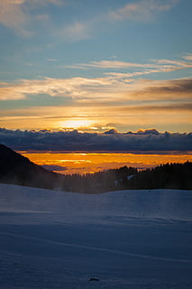 la neve, coperto, terra, cielo al tramonto, aereo, guarda la fotografia, nevoso, montagna, tramonto, Alba, nube, albero, bosco, cielo, bellezza nella natura, scenics - natura, la tranquillità, scena tranquilla, nuvola - cielo, colore arancione, acqua, idilliaco, scena non urbana, nessuno, natura, lago, ambiente, paesaggio, lungomare, 5K, CC0, dominio pubblico, privo di copyright