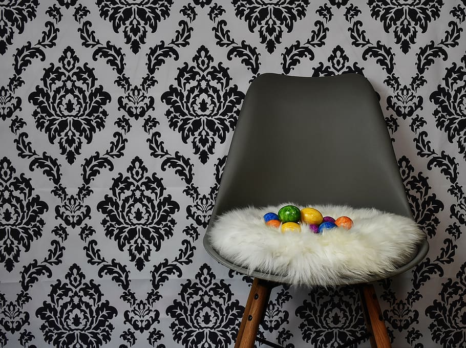assortit, decoració d’òvuls, gris, cadira, Pasqua, ou, niu de Pasqua, ous de colors, modern, ous de pasqua tenyits, ous de Pasqua, colorit, Feliç Pasqua, de colors, color, ous bullits, pell de xai, a l'interior, patró, Nadal, fons de pantalla, interior de casa, cap gent, sala d'estar, decoració de Nadal, infància, mascotes, celebració, representació, festa, decoració, natura morta, representació animal, art i artesania, joguina, animal, motiu floral, creativitat, disseny, groc, 4K