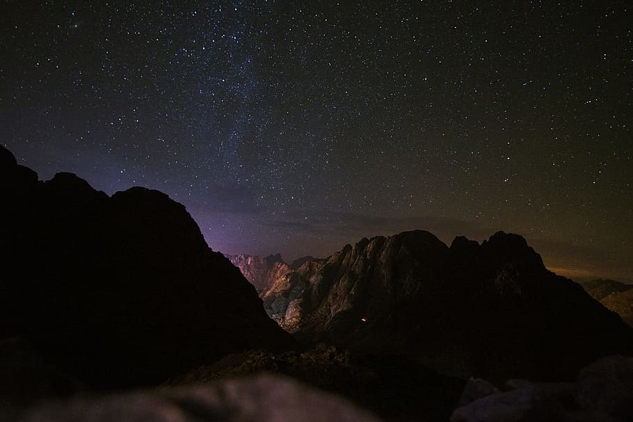 muntanya de roca, nit, silueta, muntanyes, perdut, sota les estrelles, muntanya, cel, estrella - espai, naturalesa, Via Làctea, astronomia, galàxia, fosc, paisatge, escenics, a l'aire lliure, exposició llarga, blau, exploració, cap gent, rock - object, tranquil·litat, bellesa a la natura, espai, escenics - natura, Serra, rock, escena tranquil·la, sòlid, medi ambient, 5K