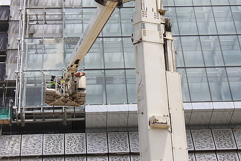 bygning, vindue, ren, arbejder, arkitektur, kontor, glas, forretning, arbejde, renovation, entreprenør, projekt, samarbejde, virksomhedernes, beskæftigelse, industri, bygget struktur, dag, herrer, byggeplads, lav vinkel visning, en person, bygning udvendig, byggebranchen, maskineri, udvikling, rigtige mennesker, stående, voksen, udendørs, 4K, CC0, offentligt domæne, royaltyfrie