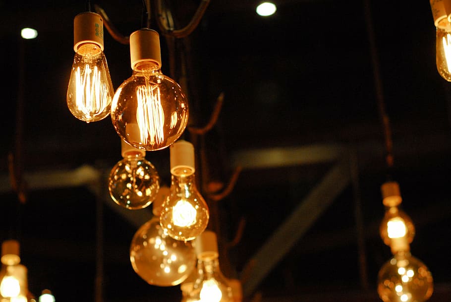 přívěsek lampa hodně, světla, elektrický, technologie, Napájení, svítí, Jasný, závěsný, žárovka, uvnitř, nikdo, vlákno, detail, zastupující, osvětlovací zařízení, noc, sklo - materiál, zaměřit se na popředí, elektřina, světlo - přírodní jev, elektrická lampa, lesklý, řeřavý, elektrické světlo, světlo, skupina objektů, 4K