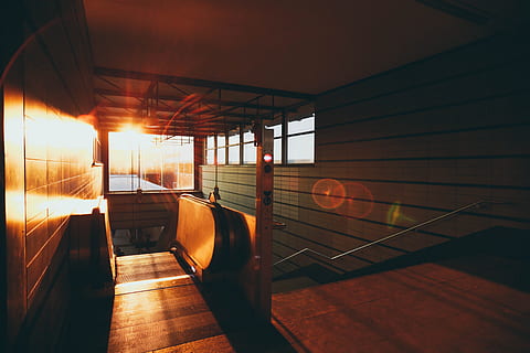 fotografía de silueta, edificio, interior, fotografía, dentro, subterráneo, ferrocarril, Dom, escalera mecánica, transporte, nadie, adentro, viaje, modo de transporte, ventana, estructura construida, arquitectura, iluminado, día, luz del sol, naturaleza, ausencia, asiento, piso, sombra, vacío, cielo, color naranja, movimiento, moderno, firmar, techo, 5K, CC0, dominio público, libre de derechos