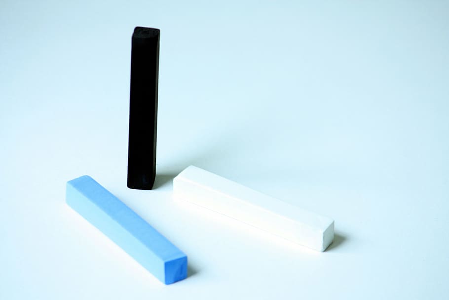 guix, art, creativitat, dibuix, creatiu, nen, 3-4, coloració, somiar, tir de l'estudi, blau, fons de colors, a l'interior, cap gent, fons blau, Color blanc, tecnologia, fons blanc, tallar, comunicació, senzillesa, dos objectes, sol objecte, primer pla, còpia espai, tecnologia sense fils, soroll, elecció, contenidor, 4K