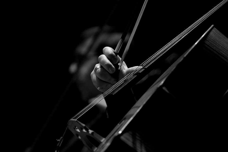 jugador de violoncel, fotografia en escala de grisos, persona, utilitzant, violí, mà, els dits, cadena, instrument, músic, mà humana, una persona, música, part del cos humà, instrument musical, cultura i entreteniment artístic, celebració, instrument de corda, primer pla, centrar-se en primer pla, part del cos, habilitat, a l'interior, equipament musical, dit, dit humà, artista, violinista, fons negre, arc - equipament musical, 5K